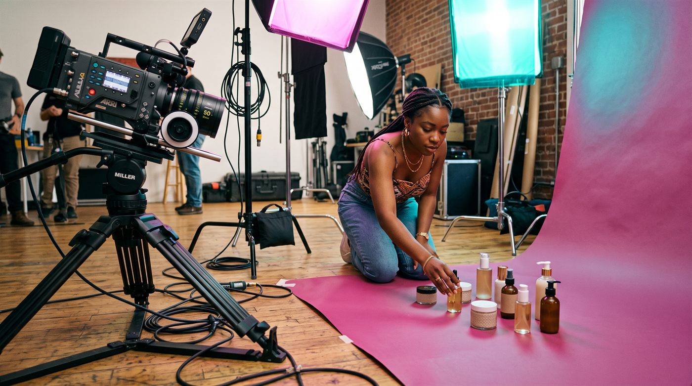 Une directrice artistique installe des produits pour une prise de vue en studio.
